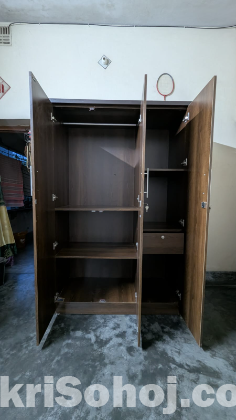 তিন পাল্লার আলমারি